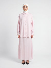 Zartrosa Zweiteiler bestehend aus langärmeliger Hemdbluse mit Knopfleiste und Unterkleid, Frontalansicht.