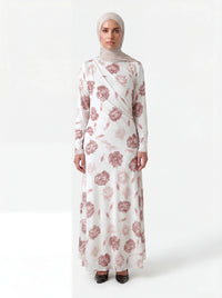 Weißes langärmliges Kleid mit altrosa Blütenmuster, Wickeldetail am Oberkörper und fließendem Rock, Frontalansicht.