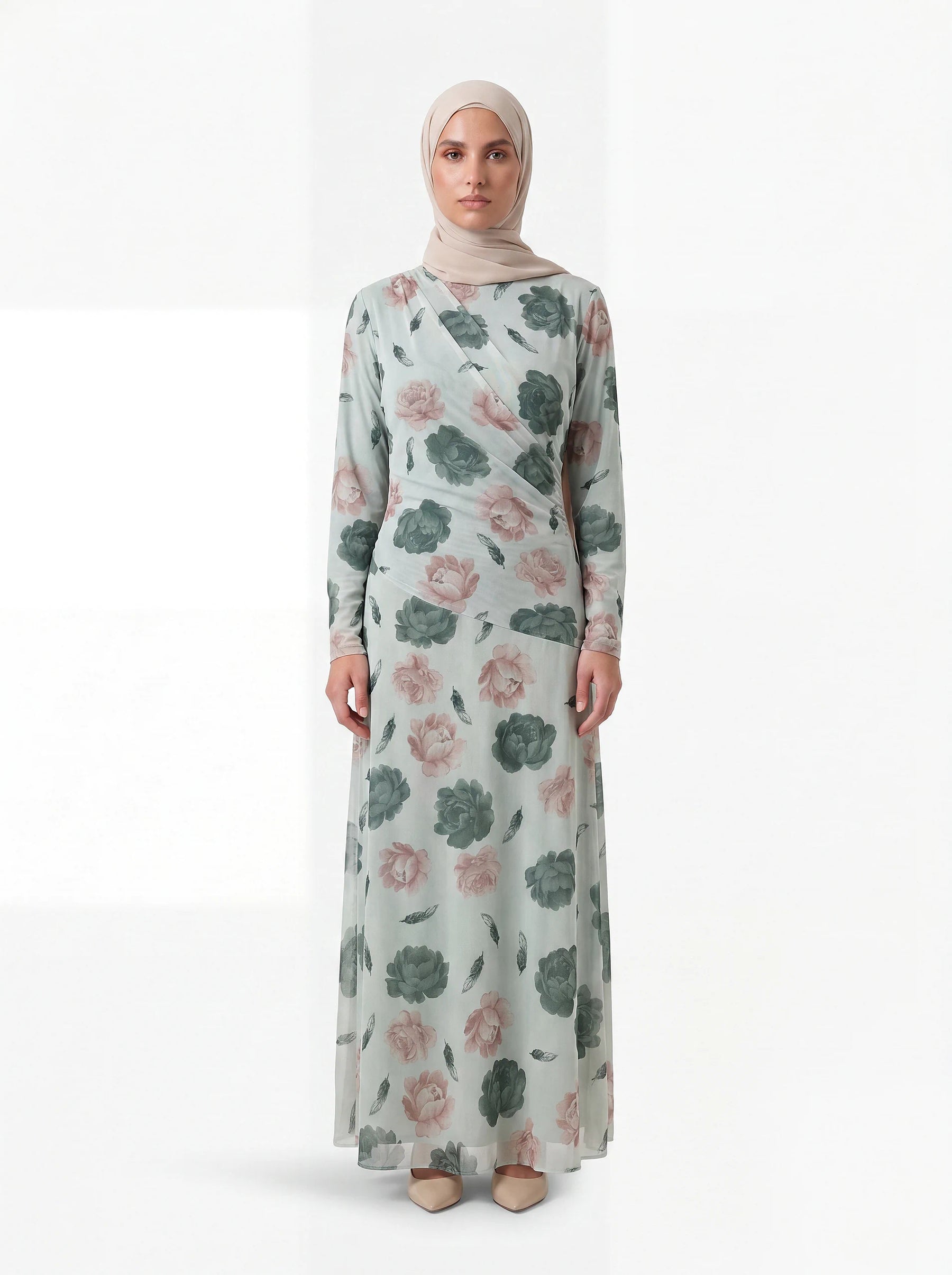 Mintgrünes Maxikleid mit Blumenmuster in Altrosa und Dunkelgrün sowie drapierter Wickeloptik, Frontalansicht.