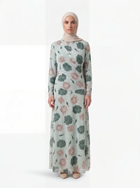 Mintgrünes Maxikleid mit Blumenmuster in Altrosa und Dunkelgrün sowie drapierter Wickeloptik, Frontalansicht.