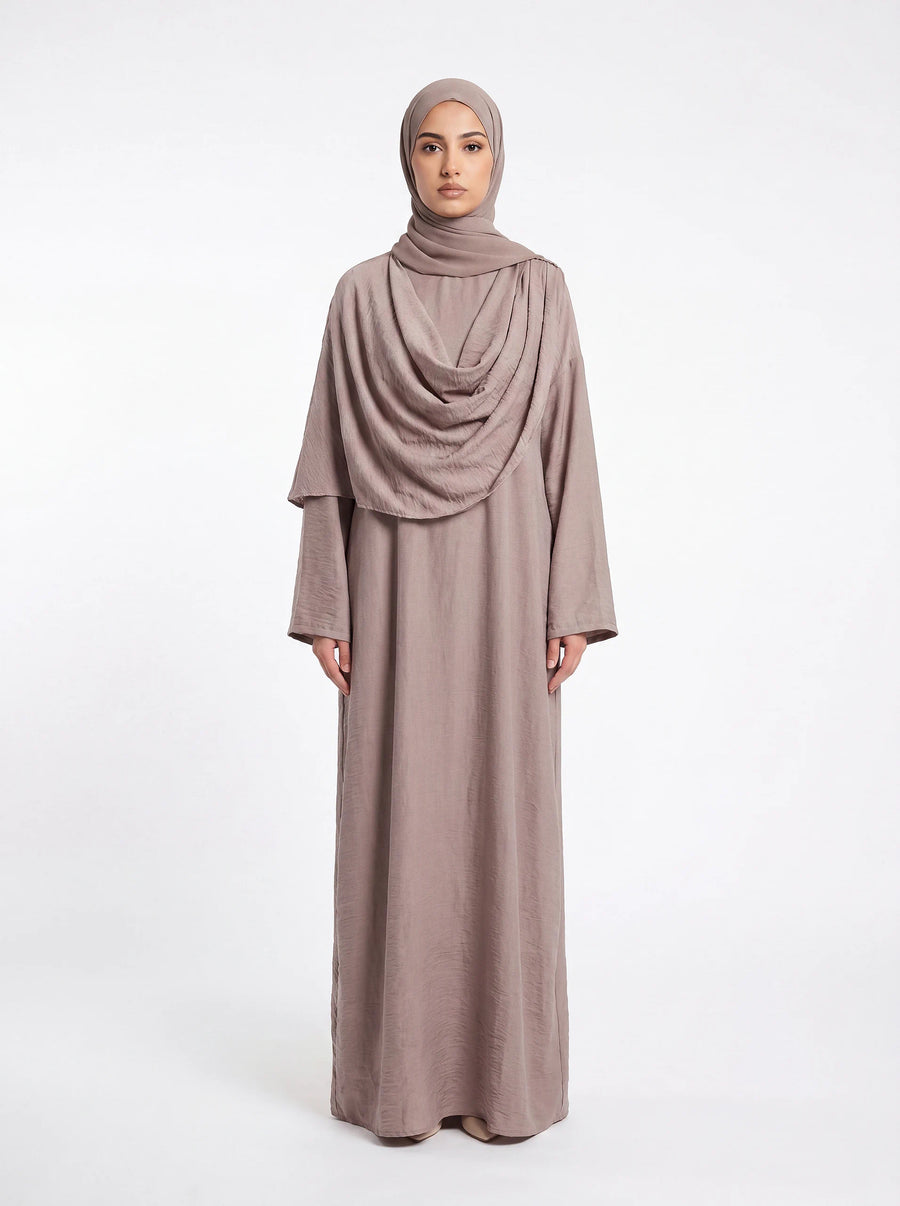 Bodenlanges Cape-Kleid in Taupe mit drapiertem Brustbereich und langen Ärmeln, Frontalansicht.