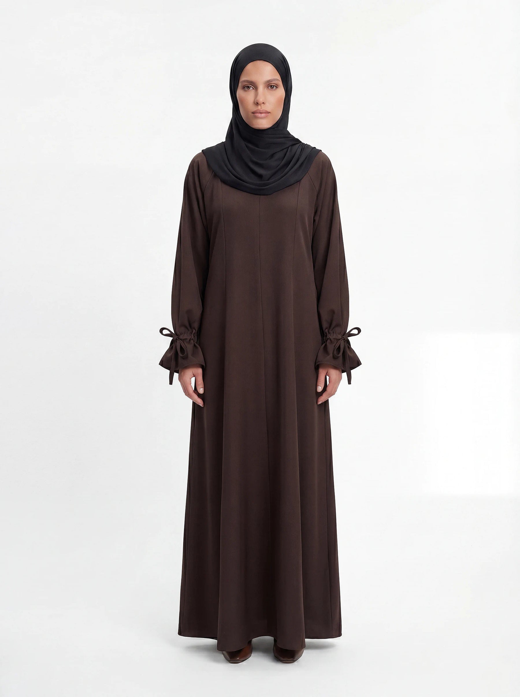 Dunkelbraunes Maxikleid mit gerafften Ärmelabschlüssen und dekorativen Schleifen, Frontalansicht.
