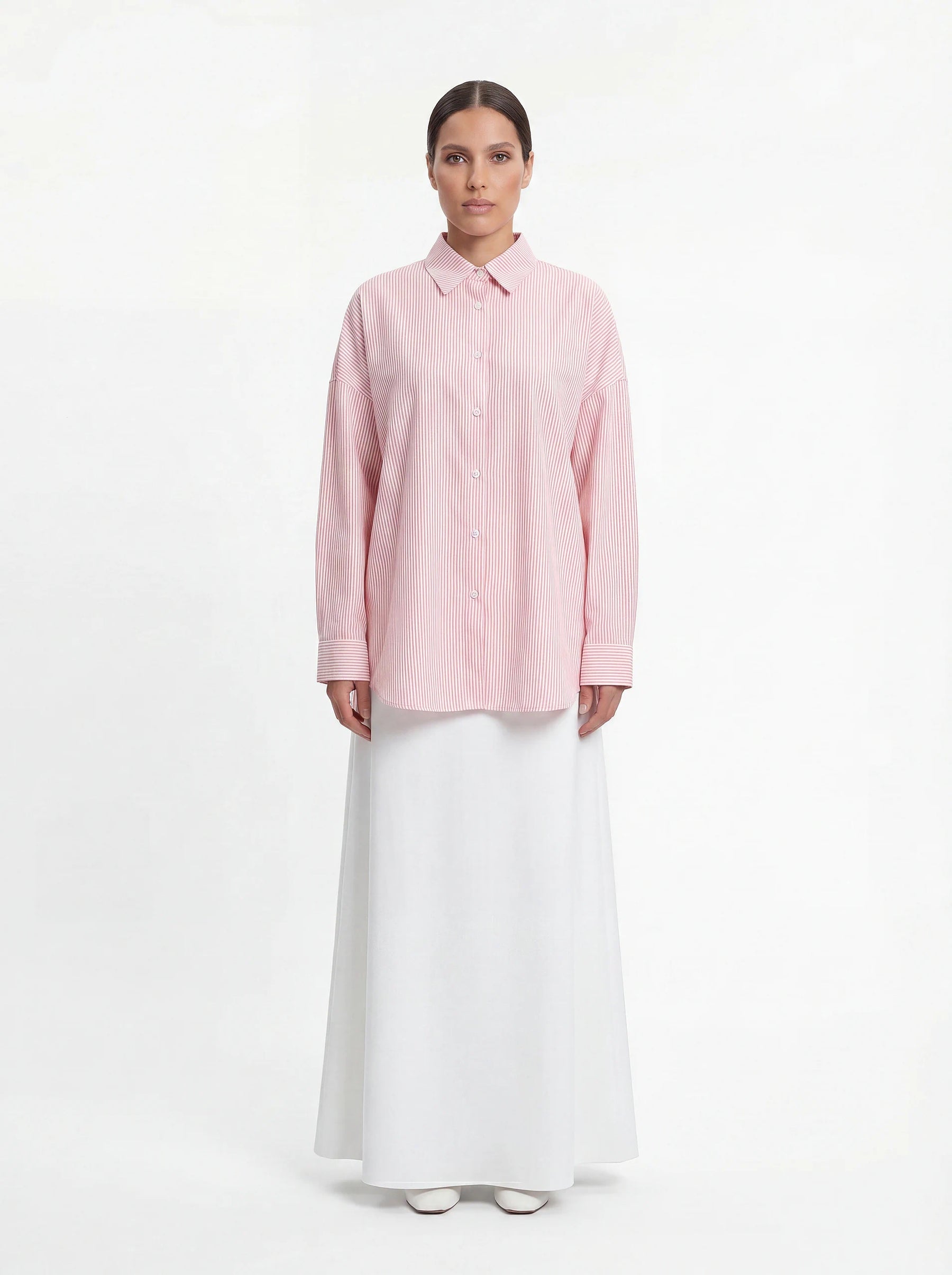 Gestreiftes Hemd in Rosa und Weiß mit klassischem Kragen und langem weißem Rock, Frontalansicht.