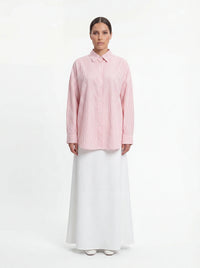 Gestreiftes Hemd in Rosa und Weiß mit klassischem Kragen und langem weißem Rock, Frontalansicht.