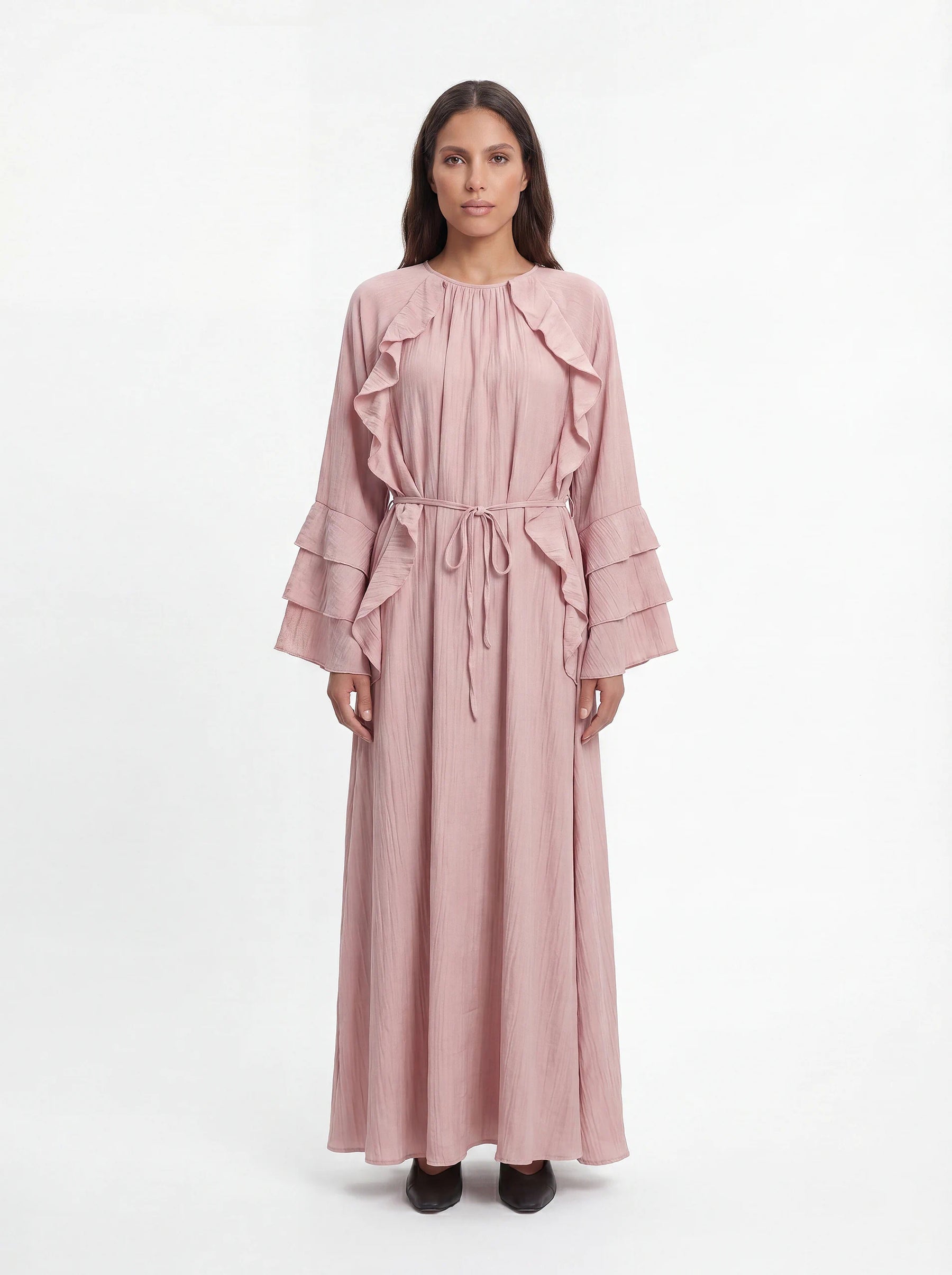 Altrosa Maxikleid mit Rüschenbesatz vorne, gestuften Trompetenärmeln und Bindegürtel, Frontalansicht.