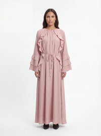 Altrosa Maxikleid mit Rüschenbesatz vorne, gestuften Trompetenärmeln und Bindegürtel, Frontalansicht.