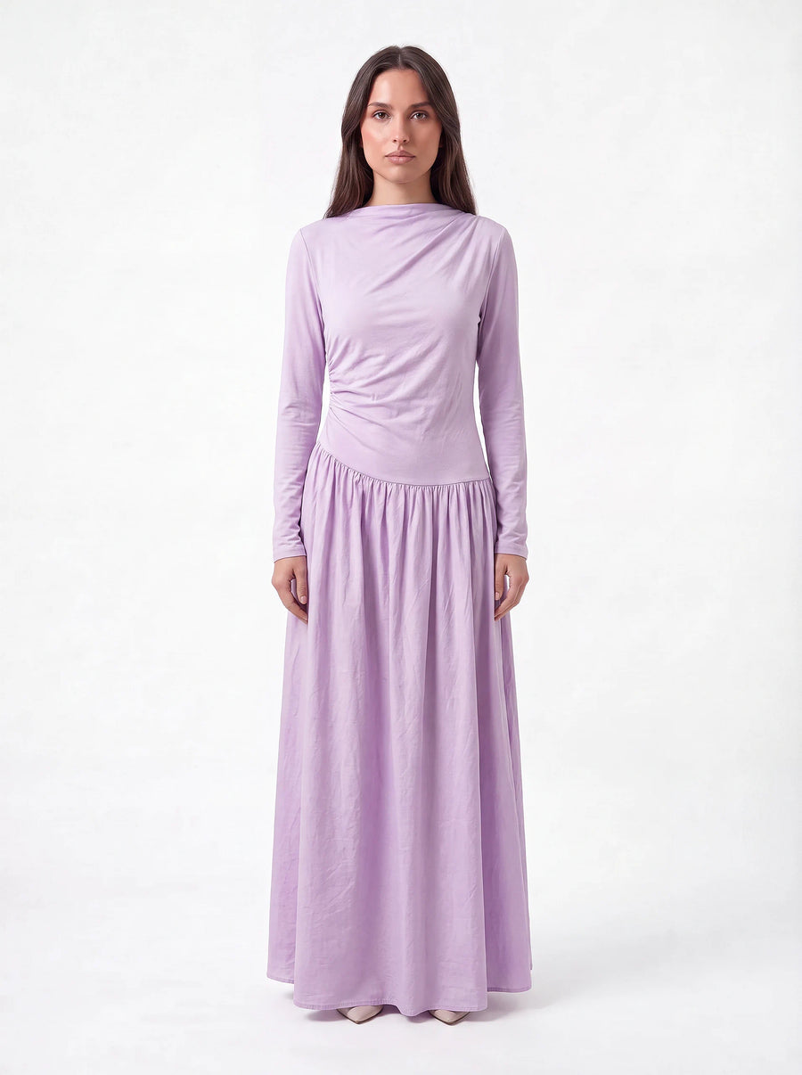 Langärmliges Maxikleid in lila mit gerafftem Taillenausschnitt und weit ausgestelltem Rock, Frontalansicht.