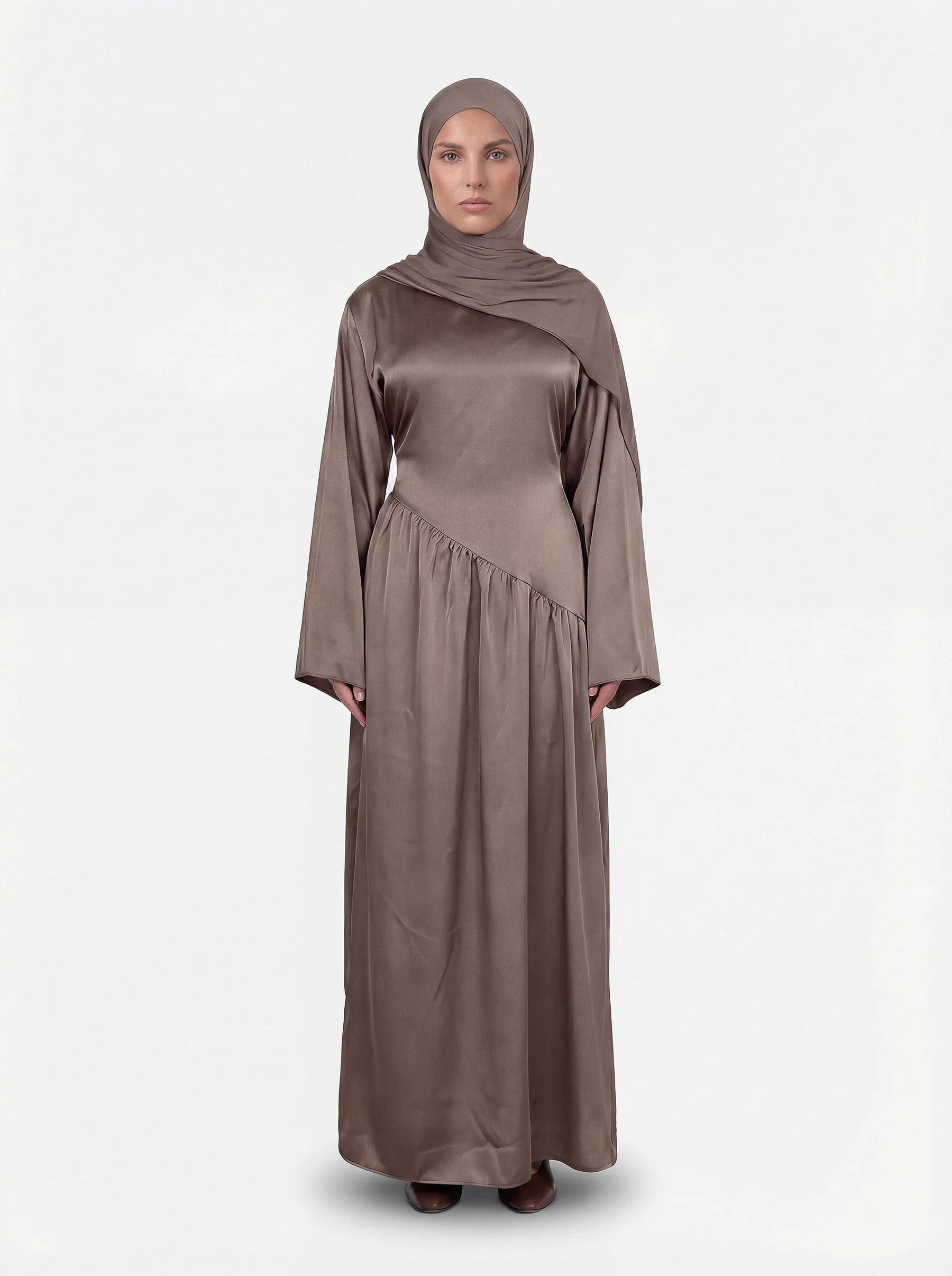 Abendkleid in taupe mit satinartigem Glanz und diagonalem Faltenwurf an der Taille, Frontalansicht.