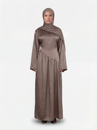 Abendkleid in taupe mit satinartigem Glanz und diagonalem Faltenwurf an der Taille, Frontalansicht.