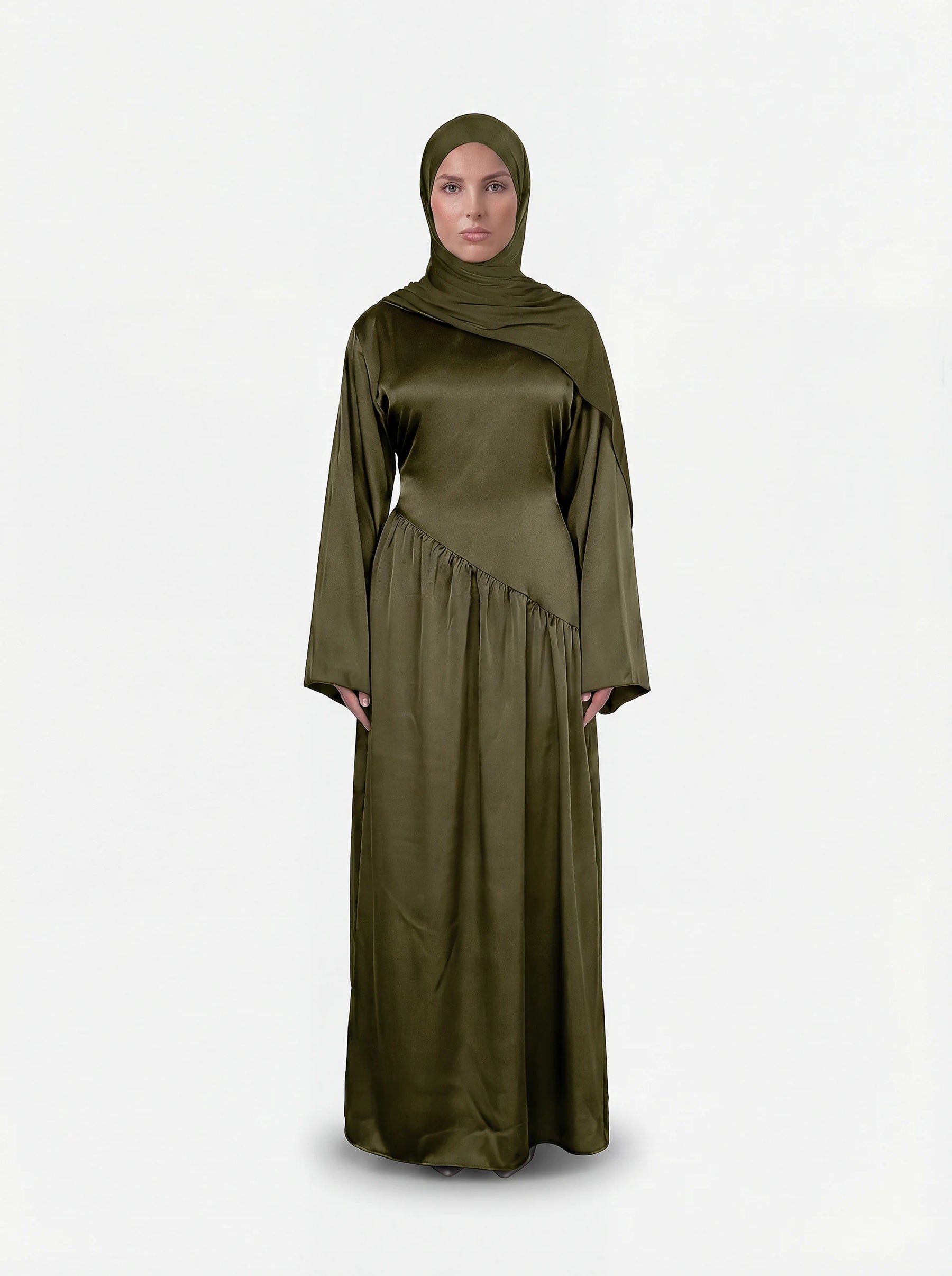 Olivgrünes Abendkleid aus schimmerndem Stoff mit weiten Ärmeln, asymmetrischer Raffung und passendem Hijab.