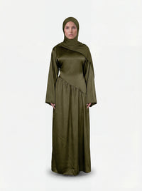 Olivgrünes Abendkleid aus schimmerndem Stoff mit weiten Ärmeln, asymmetrischer Raffung und passendem Hijab.