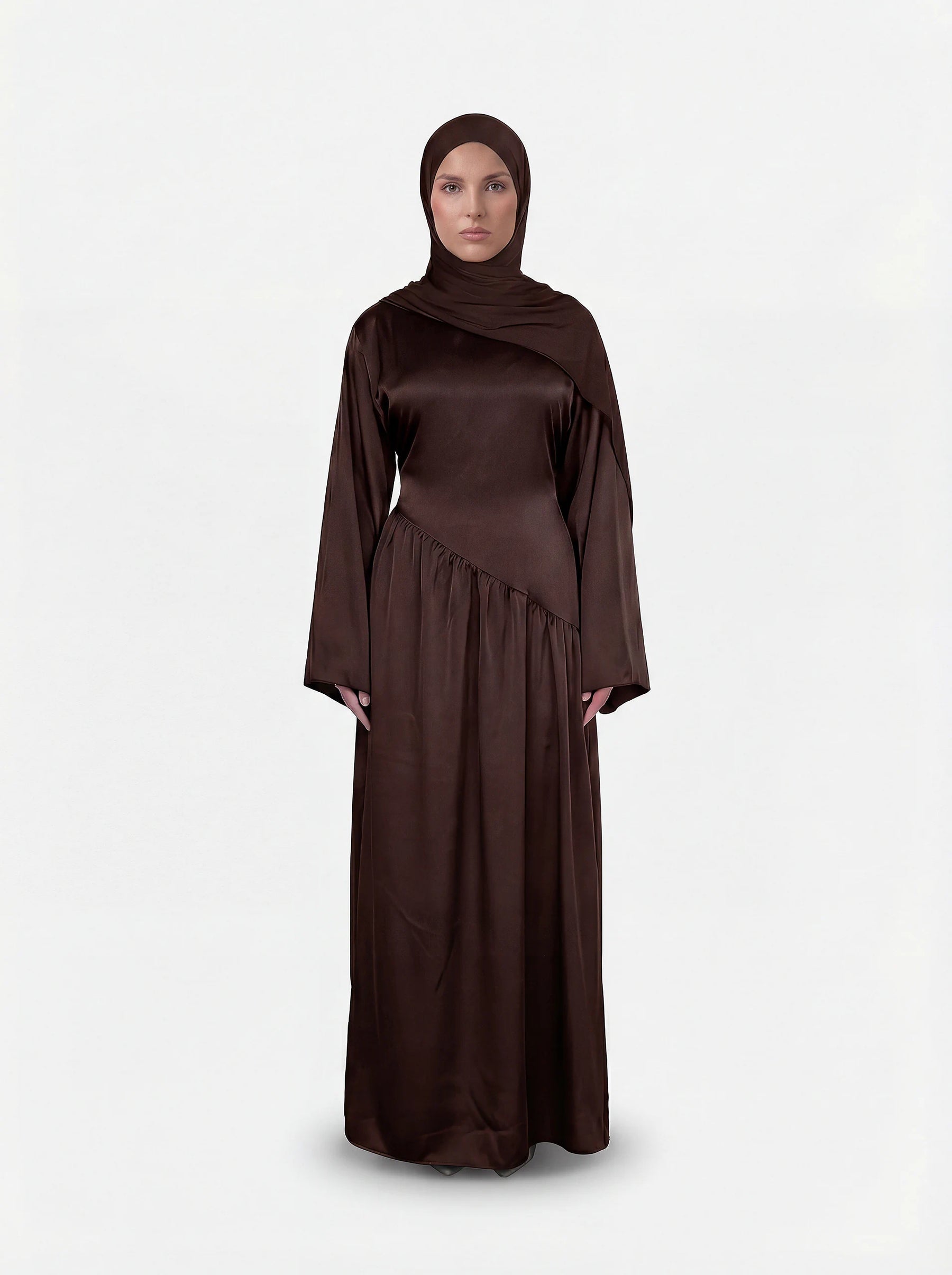 Dunkelbraunes Abendkleid aus glänzendem Stoff mit asymmetrisch gerafftem Rockteil und passendem Hijab, Frontalansicht.