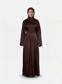 Dunkelbraunes Abendkleid aus glänzendem Stoff mit asymmetrisch gerafftem Rockteil und passendem Hijab, Frontalansicht.