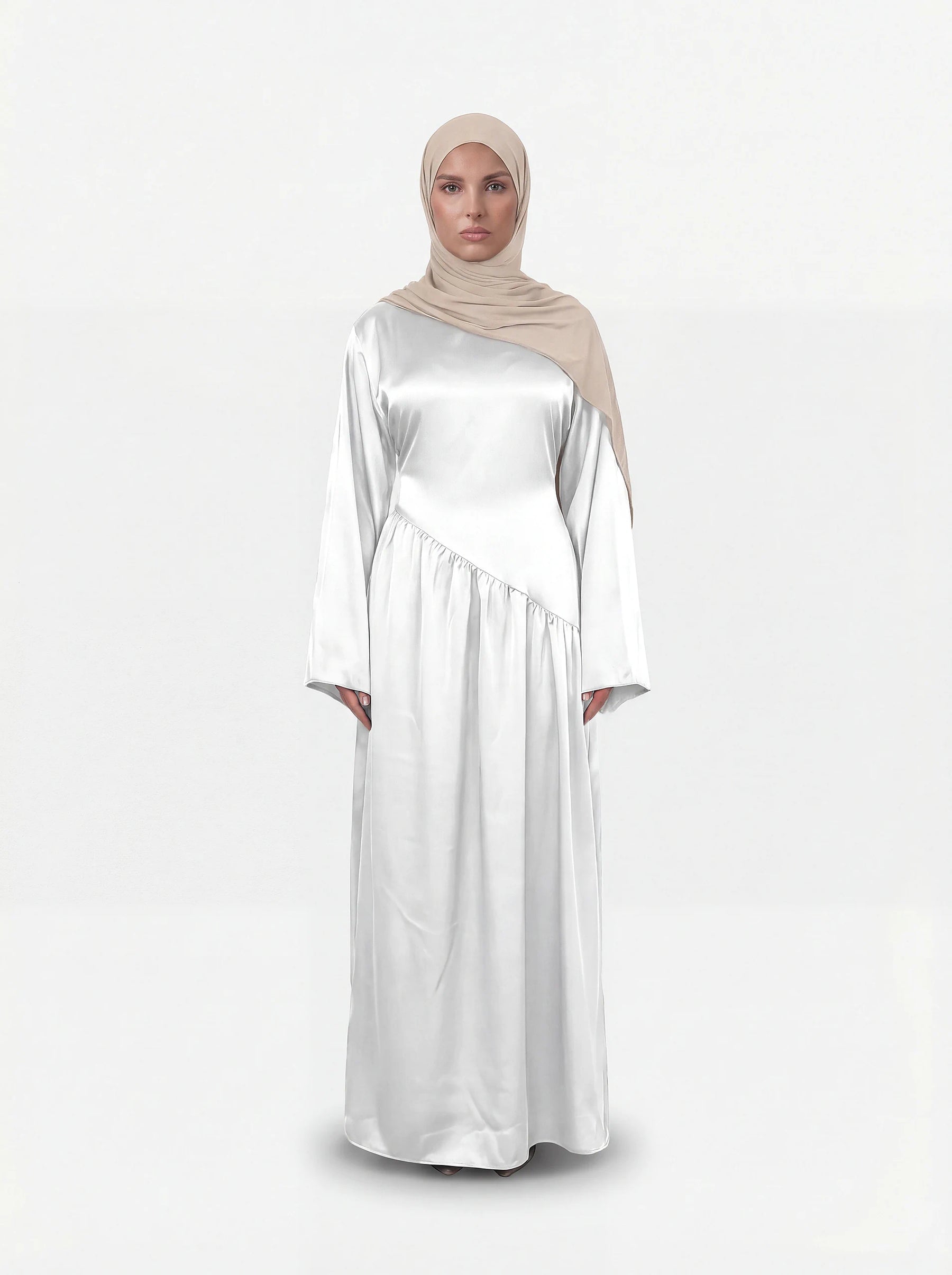 Bodenlanges weißes Satin-Abendkleid mit weiten Ärmeln und diagonaler Raffung an der Taille, Frontalansicht.