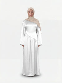 Bodenlanges weißes Satin-Abendkleid mit weiten Ärmeln und diagonaler Raffung an der Taille, Frontalansicht.
