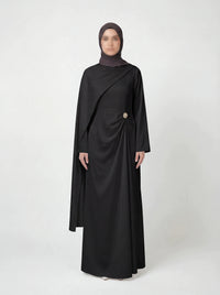 Taupefarbenes Maxikleid mit langen Ballonärmeln und fließendem Stoff in Frontalansicht.