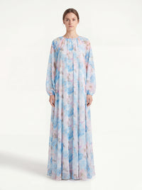 Maxikleid mit hellblau-rosa Blumenprint, weiter A-Linie und langen Ballonärmeln, Frontalansicht.