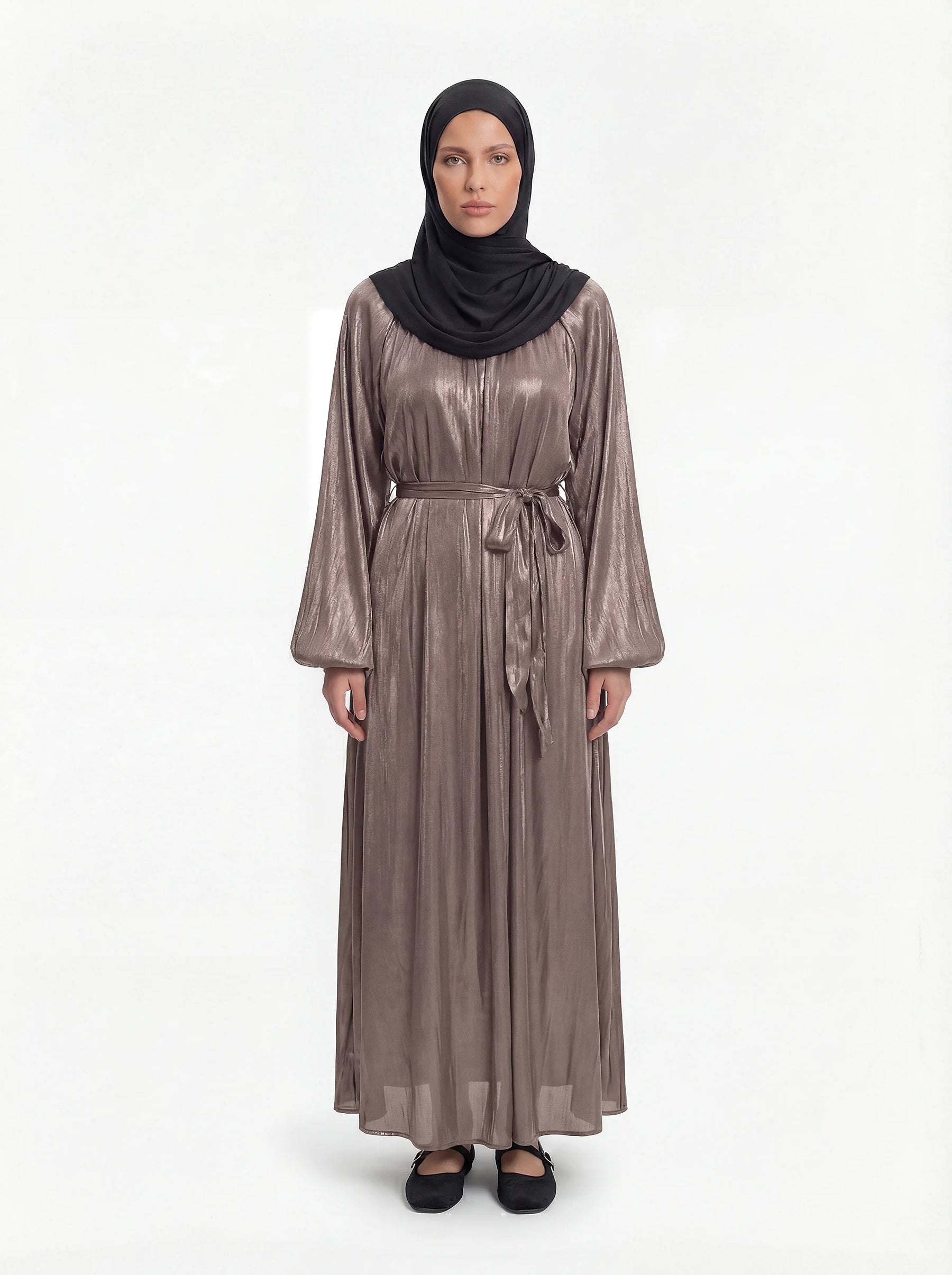 Metallisch glänzende Abaya in Taupe mit Bindegürtel und weiten Ballonärmeln, Frontalansicht.