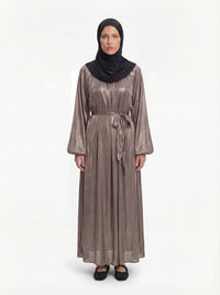Metallisch glänzende Abaya in Taupe mit Bindegürtel und weiten Ballonärmeln, Frontalansicht.