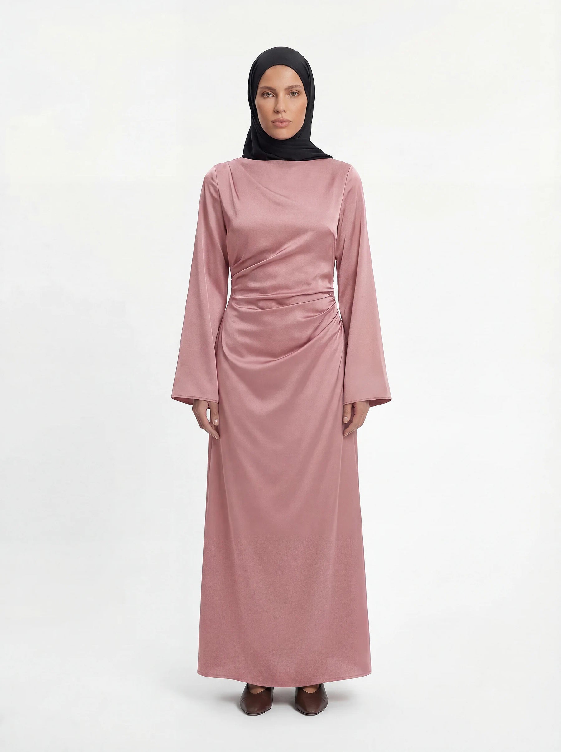 Bodenlanges Kleid in Altrosa mit schimmerndem Stoff, Taillenraffung und weiten Ärmeln, Frontalansicht.