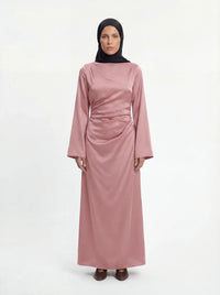 Bodenlanges Kleid in Altrosa mit schimmerndem Stoff, Taillenraffung und weiten Ärmeln, Frontalansicht.