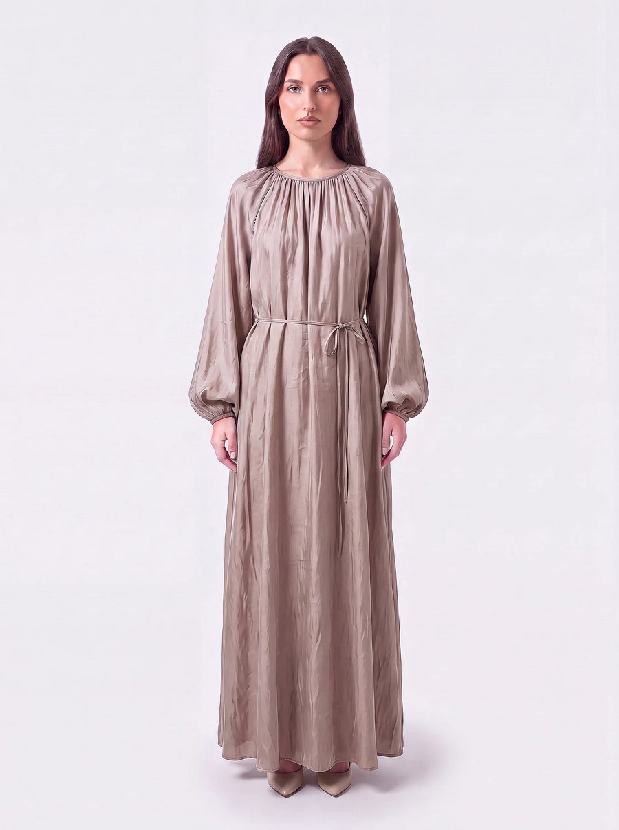 Taupe Maxikleid mit gerafftem Rundhalsausschnitt, Ballonärmeln und Bindegürtel, Frontalansicht