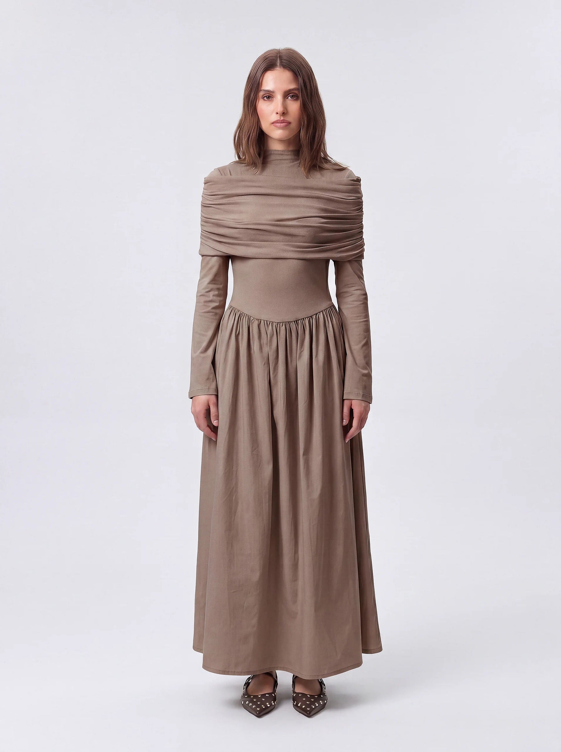Maxikleid in taupe mit horizontal gerafftem Schulterelement und weitem Rock, Frontalansicht.