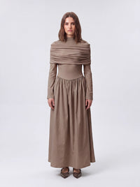 Maxikleid in taupe mit horizontal gerafftem Schulterelement und weitem Rock, Frontalansicht.