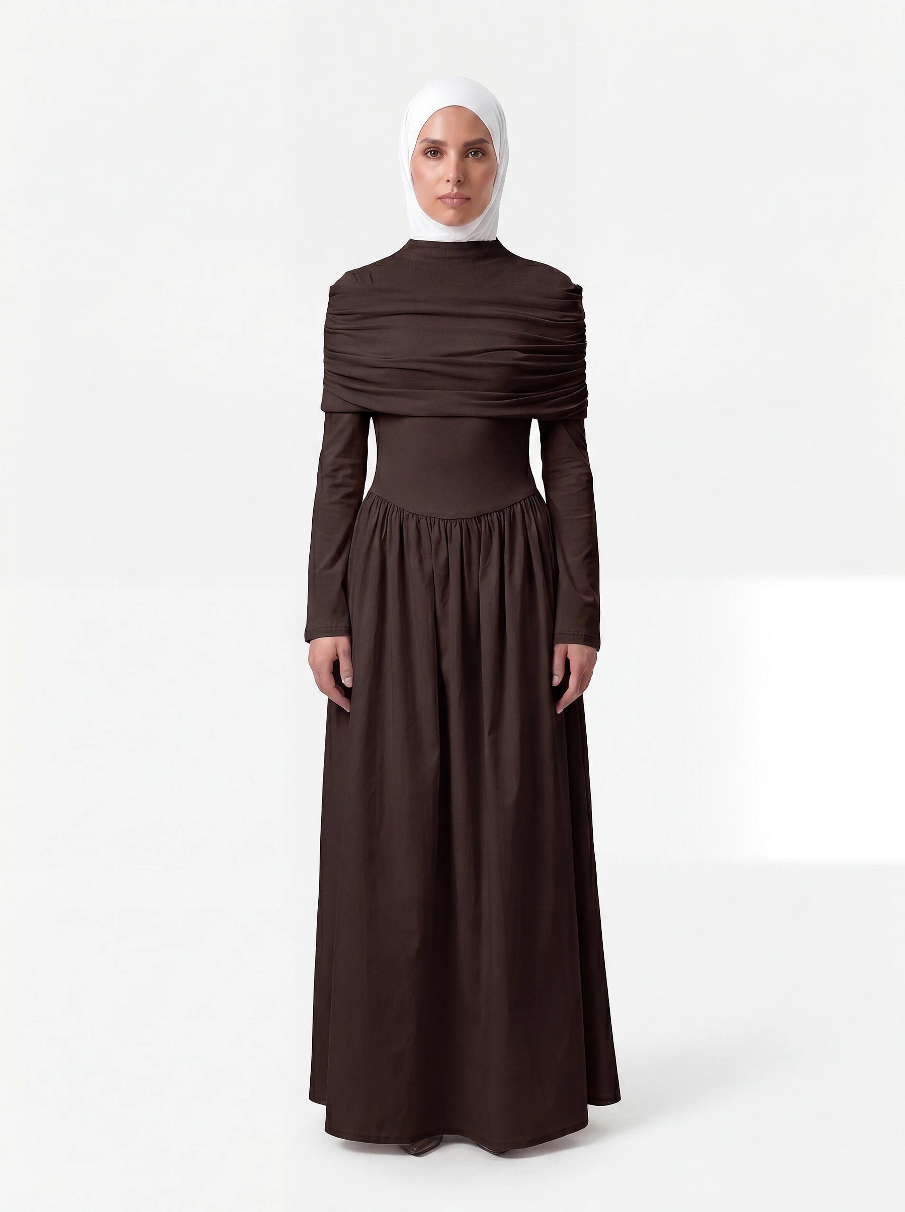 Dunkelbraunes Maxikleid mit gerafftem Brust- und Schulterbereich sowie weitem Rock, Frontalansicht.
