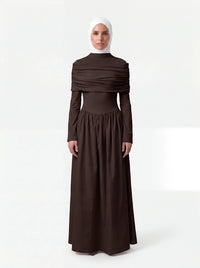 Dunkelbraunes Maxikleid mit gerafftem Brust- und Schulterbereich sowie weitem Rock, Frontalansicht.