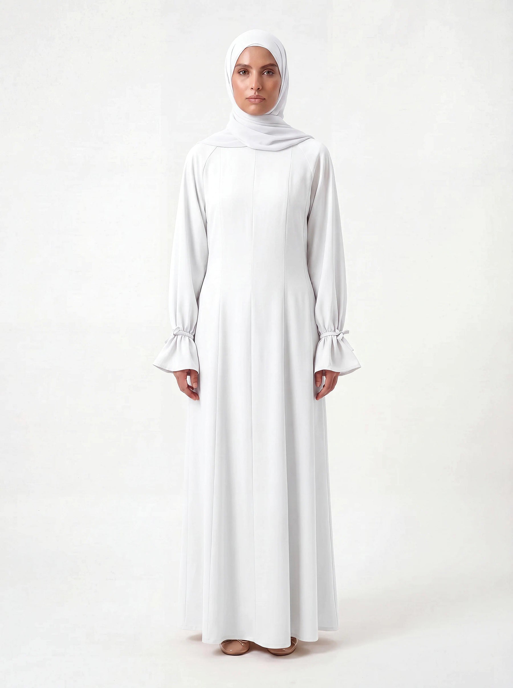 Weißes Maxikleid mit A-Linien-Schnitt und gerafften Ärmelabschlüssen mit Bindebändchen, Frontalansicht