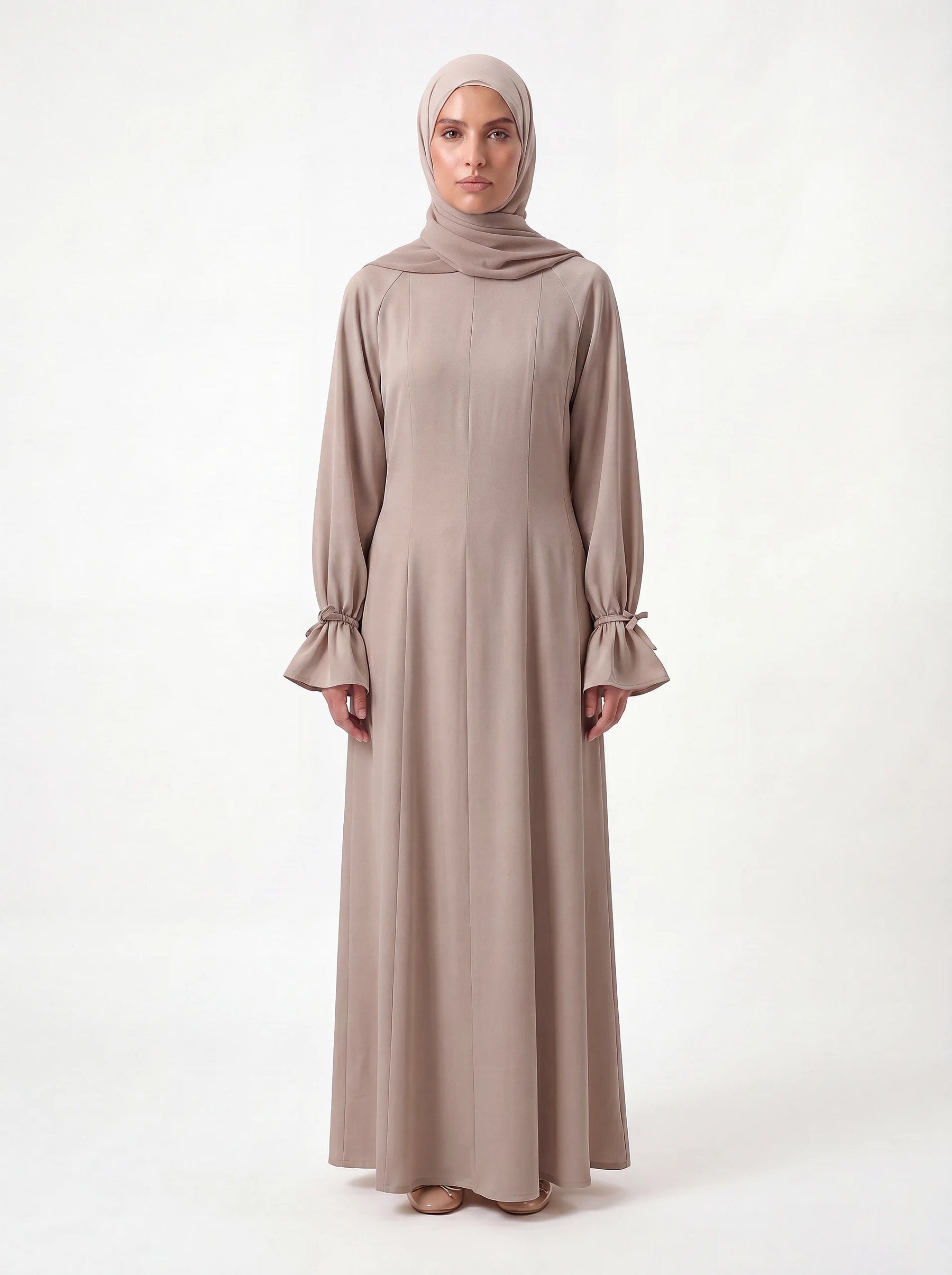 Taupe Kleid mit A-Linien-Schnitt und gerafften Ärmelbündchen mit Schleifen, Frontalansicht.