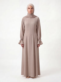 Taupe Kleid mit A-Linien-Schnitt und gerafften Ärmelbündchen mit Schleifen, Frontalansicht.