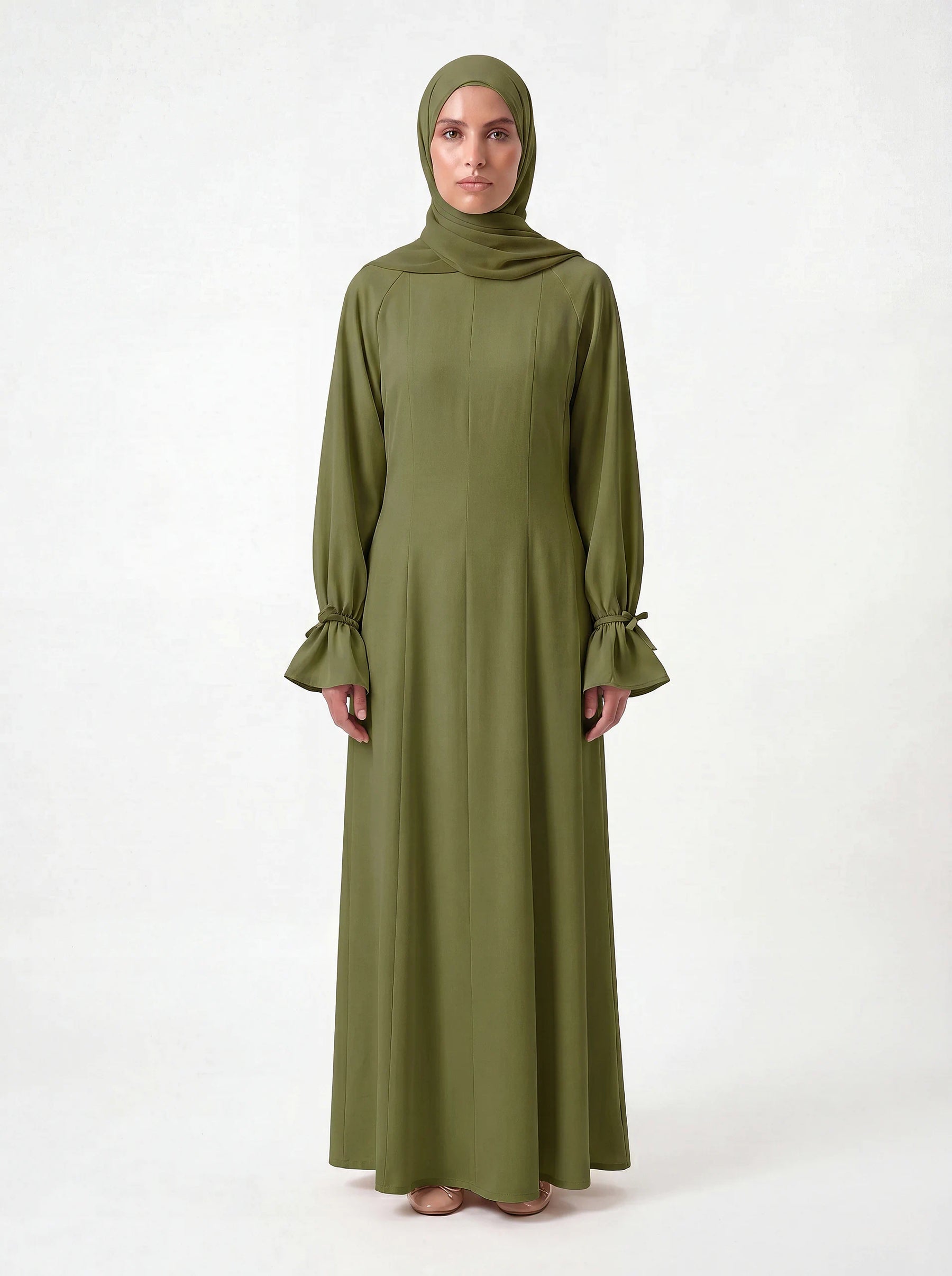 Olivgrünes Kleid mit langen Ärmeln und gerafften Manschetten mit Schleifenband, Frontalansicht.