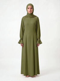 Olivgrünes Kleid mit langen Ärmeln und gerafften Manschetten mit Schleifenband, Frontalansicht.