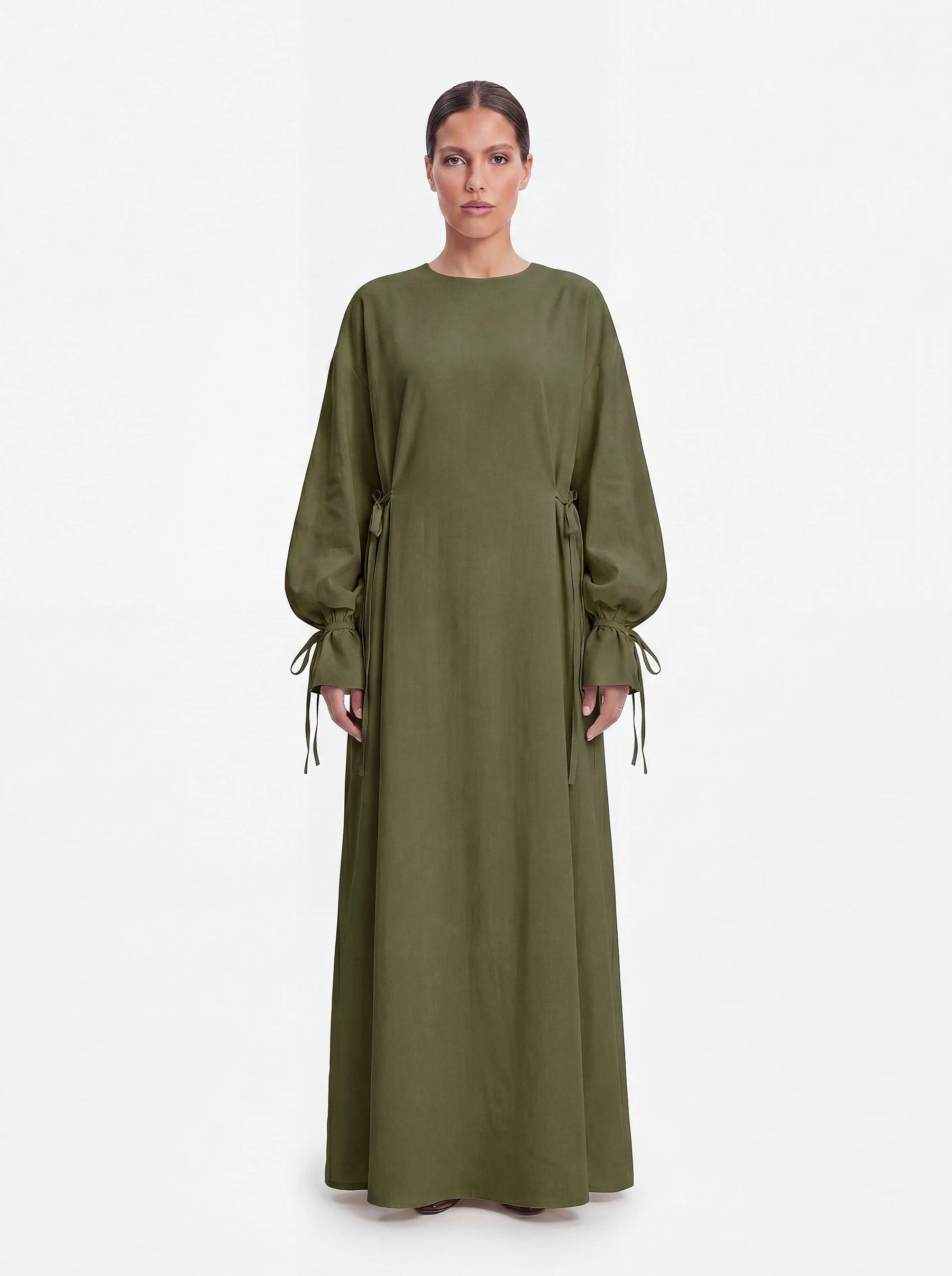 Bodenlange Abaya in olivgrün mit weiten Ärmeln, Schleifendetails an Handgelenken und Taille, Frontalansicht.