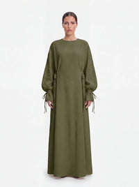 Bodenlange Abaya in olivgrün mit weiten Ärmeln, Schleifendetails an Handgelenken und Taille, Frontalansicht.