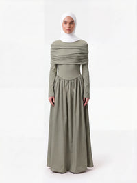 Salbeigrünes Kleid mit horizontal drapiertem Brustbereich, langen Ärmeln und gerafftem Rock, Frontalansicht.