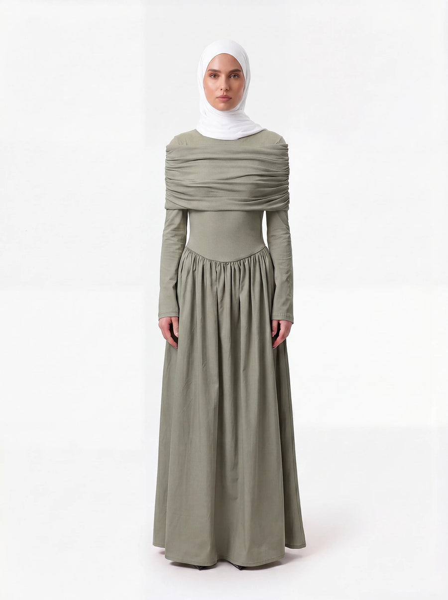 Salbeigrünes Kleid mit horizontal drapiertem Brustbereich, langen Ärmeln und gerafftem Rock, Frontalansicht.