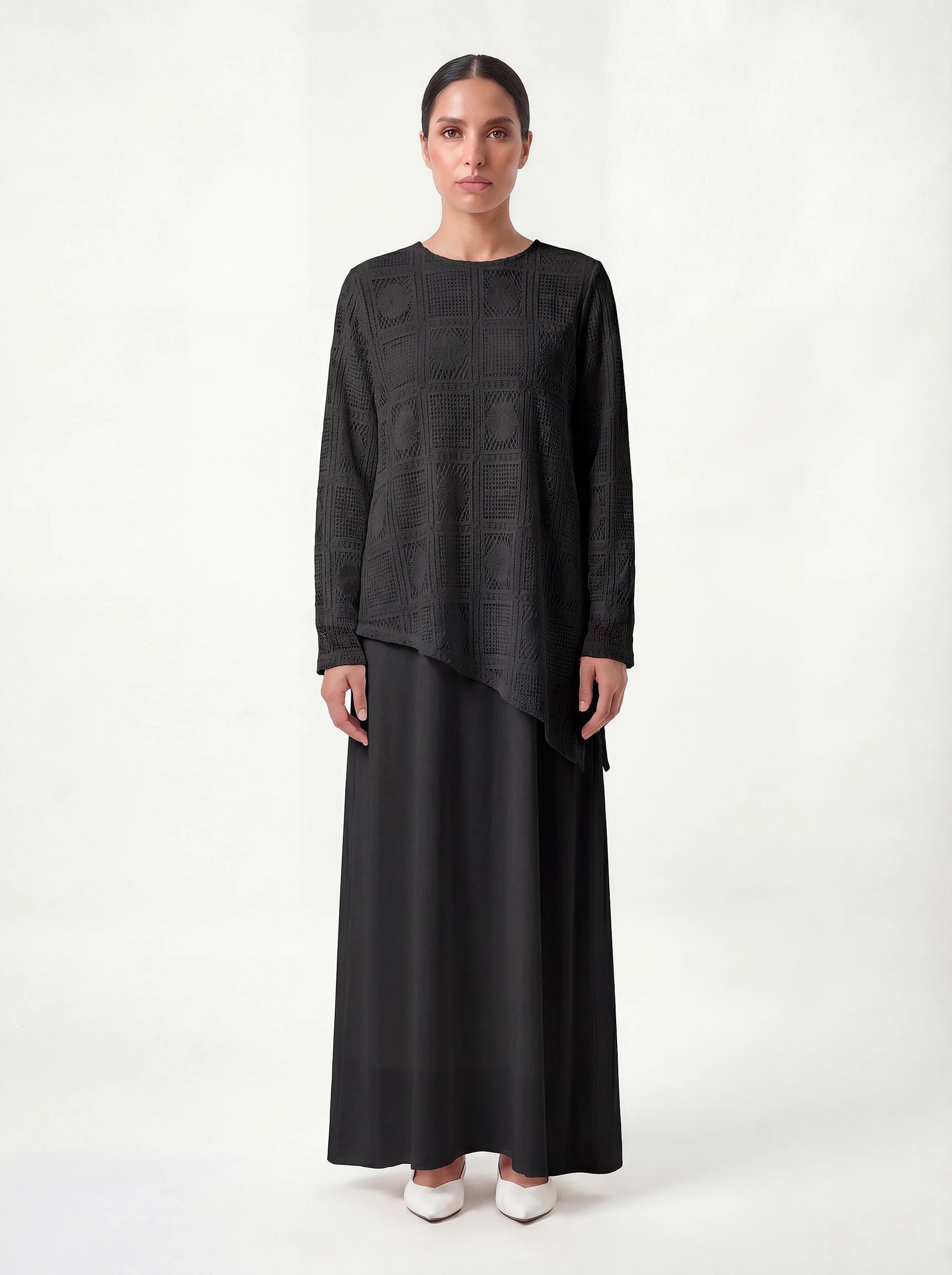 Schwarzes Kleid mit strukturiertem Karo-Oberteil und asymmetrischem Saum, langer Rockteil, Frontalansicht