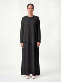 Schwarzes Kleid mit strukturiertem Karo-Oberteil und asymmetrischem Saum, langer Rockteil, Frontalansicht