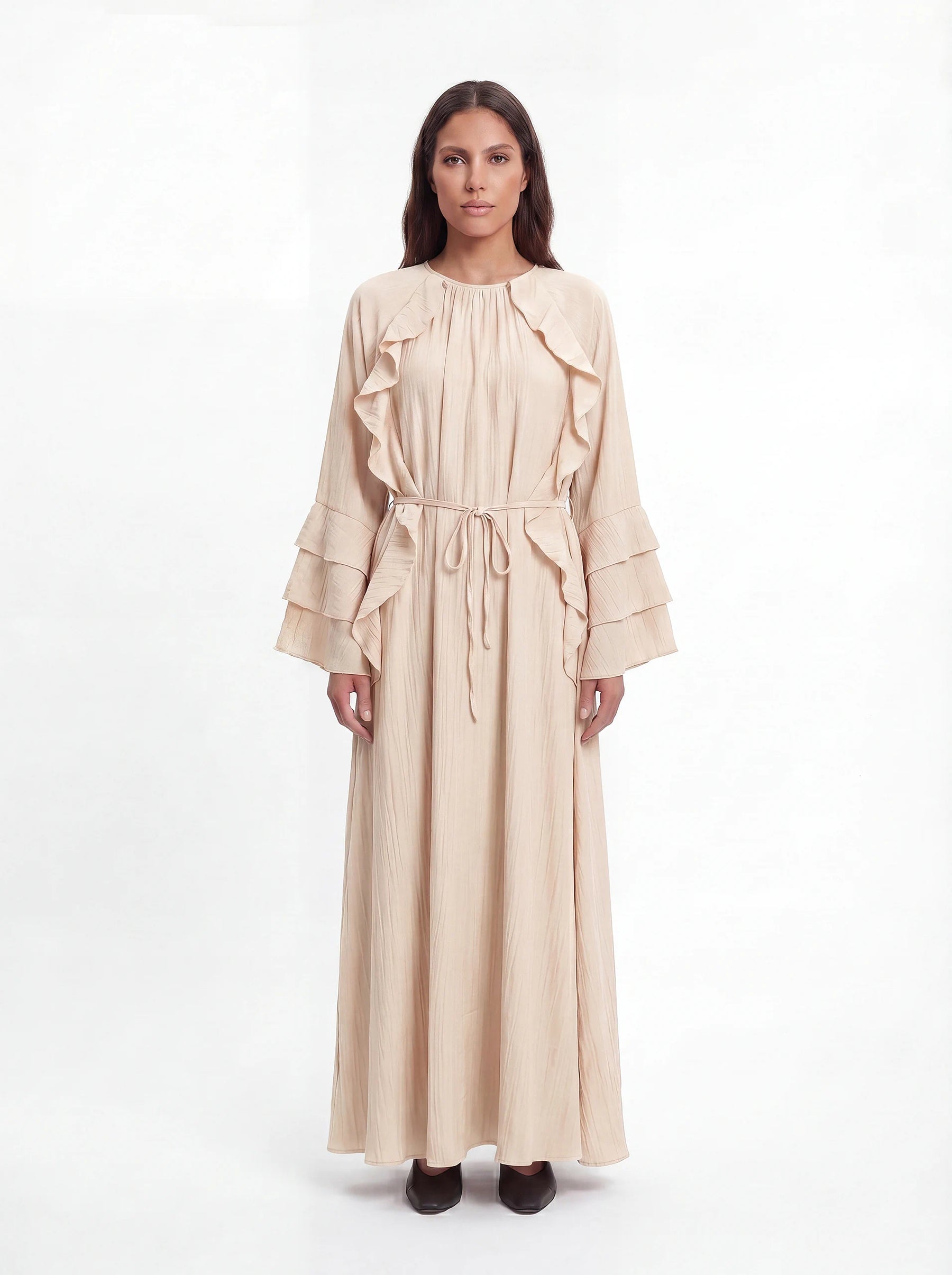 Maxikleid in champagner mit Rüschenbesatz vorne, gestuften Ärmelvolants und Bindegürtel, Frontalansicht.