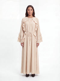 Maxikleid in champagner mit Rüschenbesatz vorne, gestuften Ärmelvolants und Bindegürtel, Frontalansicht.