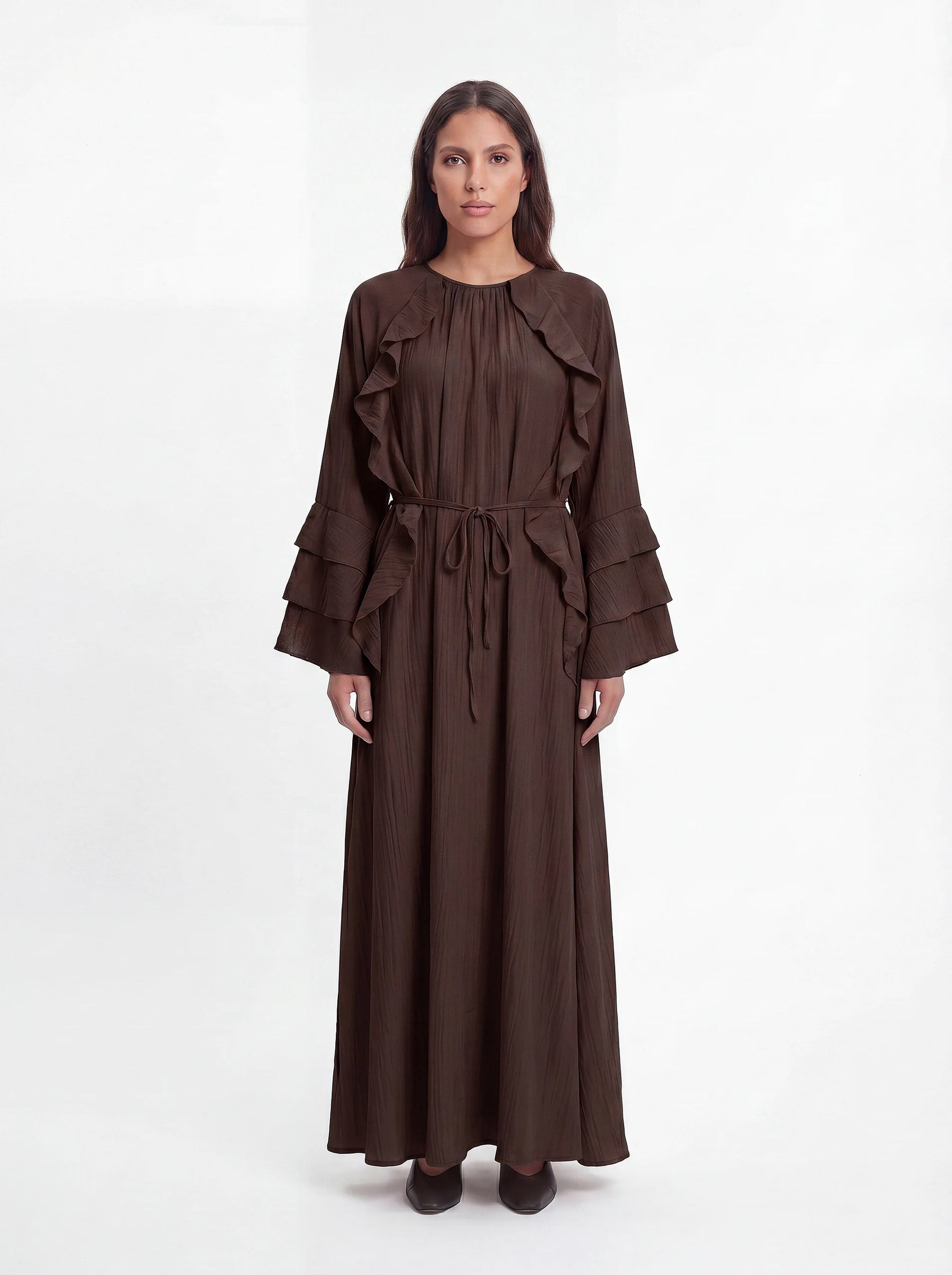 Maxikleid in dunkelbraun mit Rüschenbesatz vorne, gestuften Ärmelrüschen und Bindegürtel, Frontalansicht.
