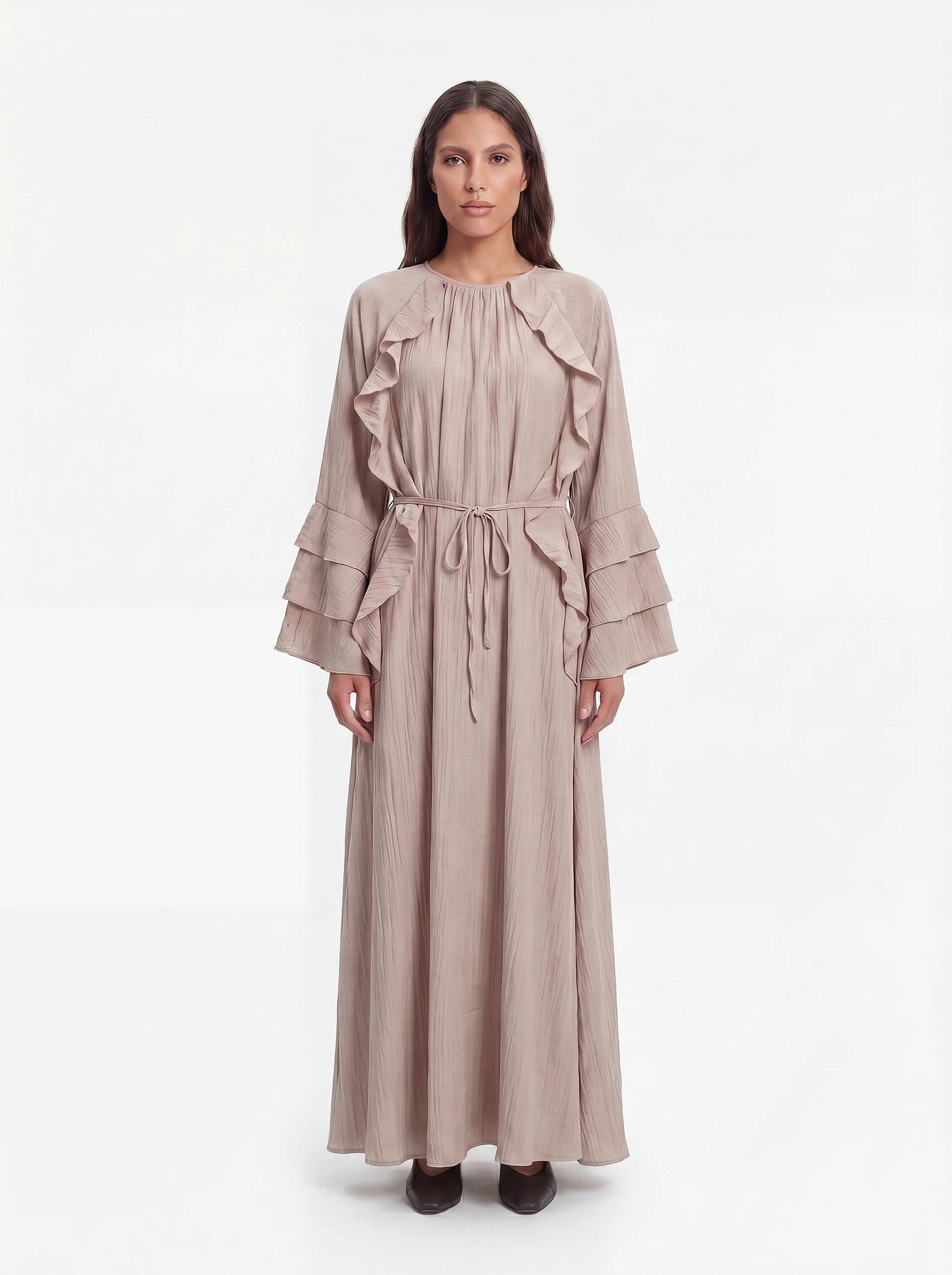 Maxikleid in taupe mit Rüschenbesatz vorne, gestuften Ärmelrüschen und Bindegürtel, Frontalansicht.