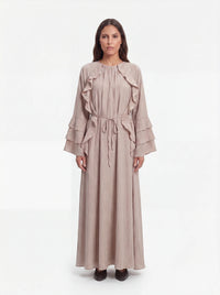 Maxikleid in taupe mit Rüschenbesatz vorne, gestuften Ärmelrüschen und Bindegürtel, Frontalansicht.