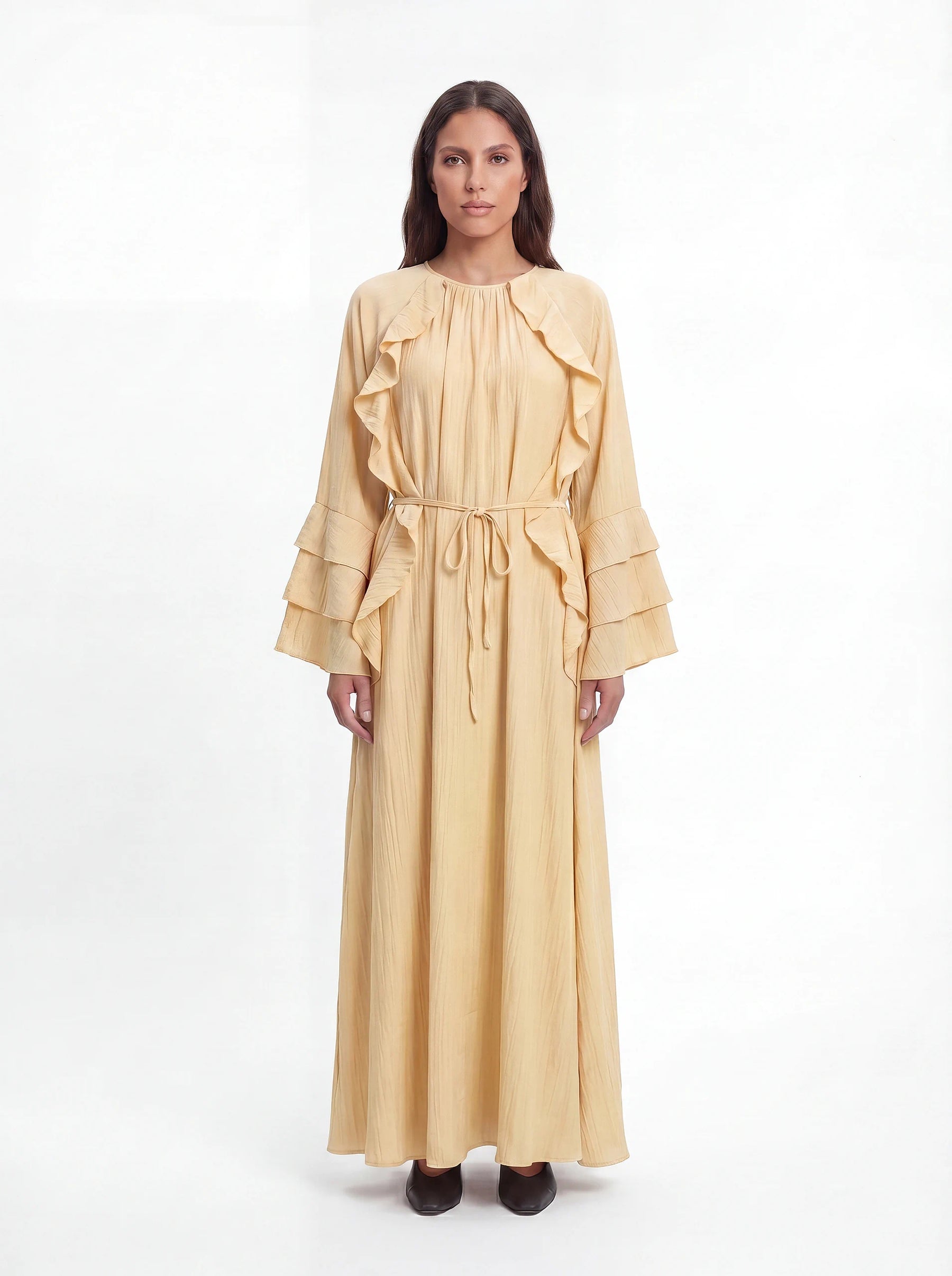 Maxikleid in senfgelb mit Rüschenbesatz, gestuften Ärmelvolants und Bindegürtel, Frontalansicht