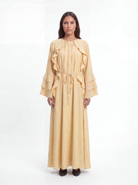 Maxikleid in senfgelb mit Rüschenbesatz, gestuften Ärmelvolants und Bindegürtel, Frontalansicht