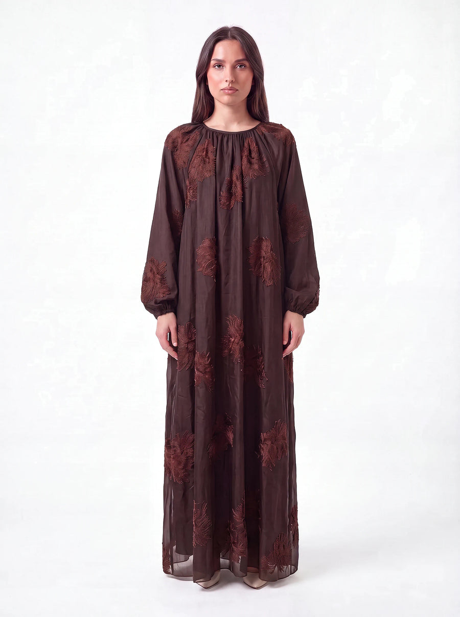 Braunes Maxikleid mit floraler Stickerei, gerafftem Rundhalsausschnitt und weiten Ärmeln, Frontalansicht.