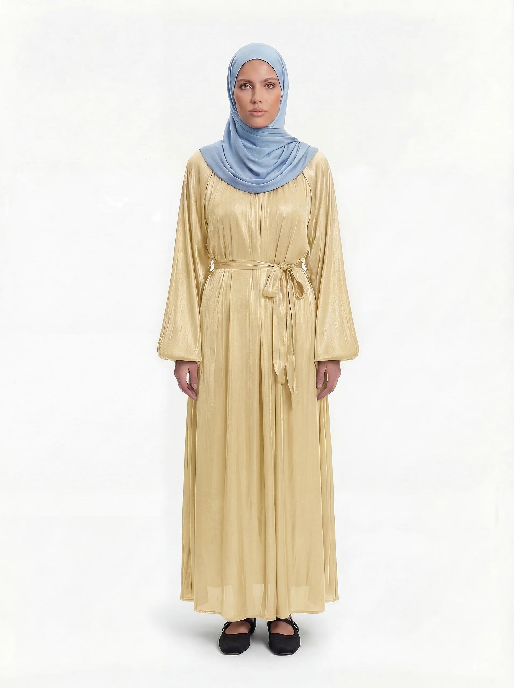Champagner-goldene Abaya aus glänzendem Stoff mit Bindegürtel und weiten Ärmeln, Frontalansicht.